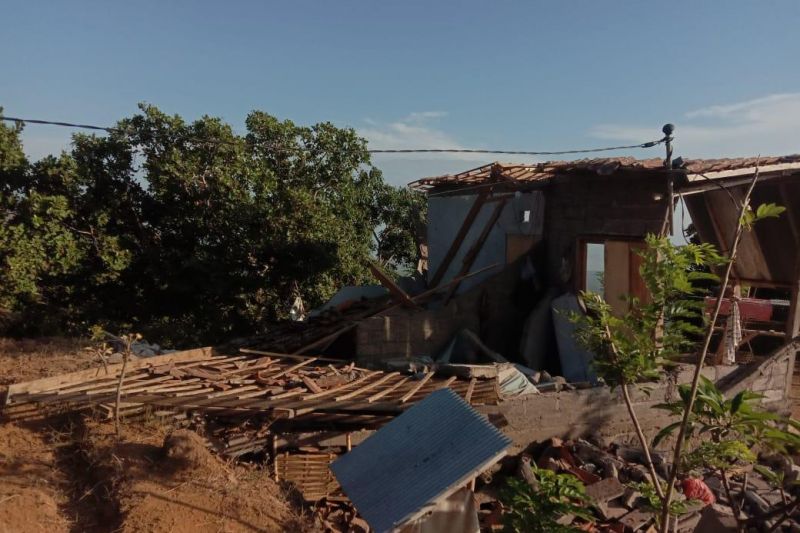 Salah satu dampak gempa magnitudo 4,8 yang terjadi pada Sabtu (16/10) yang menimpa rumah warga. ANTARA/HO-BPBD Bangli/Karangasem.