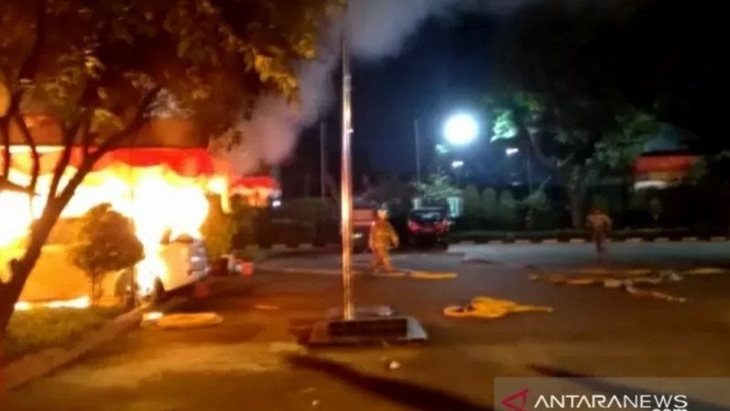 Markas Kepolisian Sektor Ciracas, di Jalan Raya Bogor, Jakarta Timur, diserang oleh sekelompok orang yang tidak dikenal, Sabtu. (Antara)