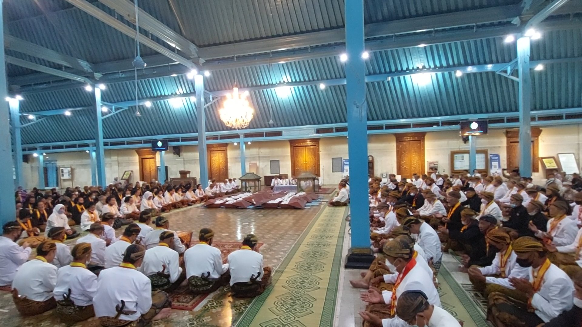Keraton Kasunan Haniningkrat mengadakan tradisi malam selikuran Ramadan atau malam 21 hari Ramadan, Jumat (22/4) malam. (MP/Ismail)