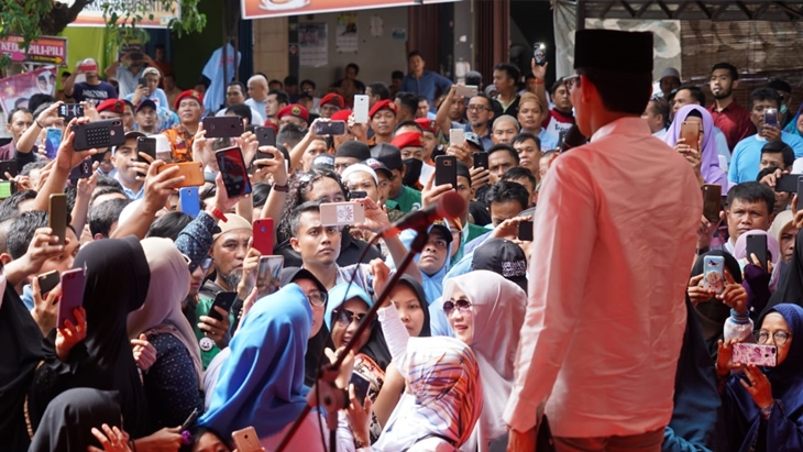 Cawapres nomor urut 02 Sandiaga Uno bersama korban banjir Makassar. (Foto: merahputih.com/Ponco Sulaksono)