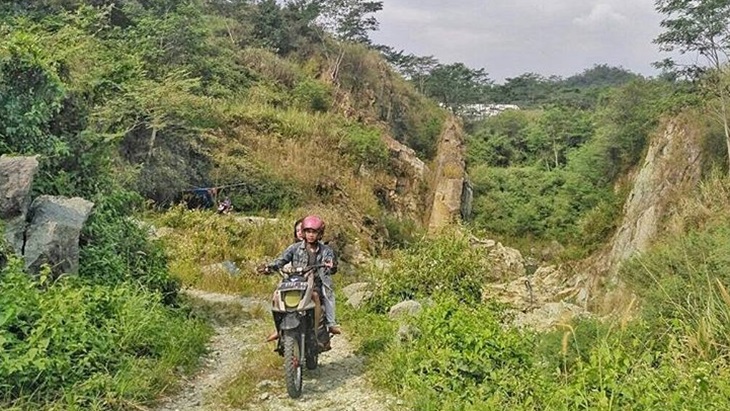Jalan terjal menuju Danau Batu Bacan. (Instagram/@febysilvia)