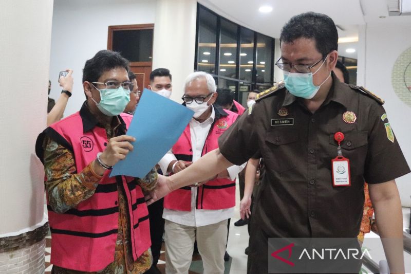 Direktur Jenderal Perdagangan Luar Negeri Kementerian Perdagangan (Kemendag) Indasari Wisnu Wardhana (kiri) mengenakan baju tahanan usai ditetapkan menjadi tersangka dugaan kasus ekspor minyak goreng di Gedung Kejagung, Jakarta, Selasa (19/4/2022). (ANTARA/HO-Puspen Kejagung)