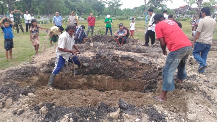 Jenazah Terduga Teroris Dimakamkan di Area Korban Bom Gereja, Warga: Gila Itu Polisi 