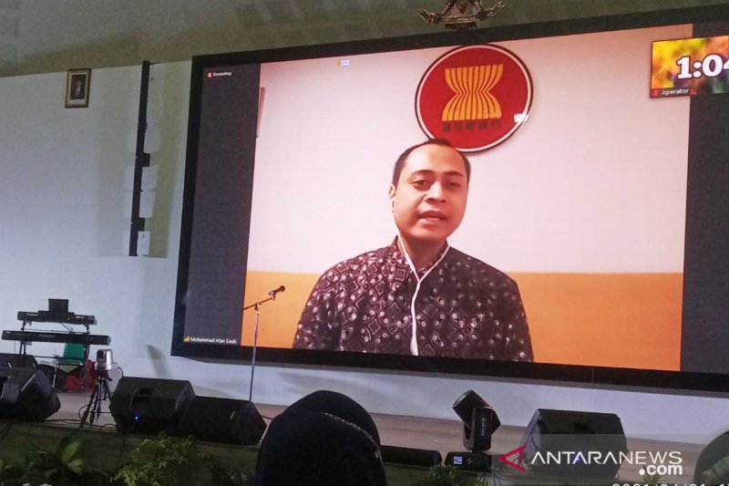 Warga Leuwiliang, Bogor, Jawa Barat, Irfan Sauki saat menjadi peserta "Bogor Leaders Talk" secara virtual. (ANTARA/M Fikri Setiawan)