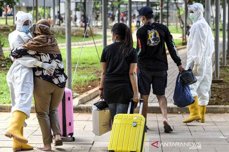 Sejumlah tenaga kesehatan yang dinyatakan positif COVID-19 diantar rekannya menuju tempat isolasi di Rumah Sakit Darurat (RSD) COVID-19, Wisma Atlet Kemayoran, Jakarta, Selasa (26/1/2021). Satuan Tugas Penanganan COVID-19 Pusat mengumumkan per Selasa (26/1) pukul 15.55 WIB, terdapat penambahan jumlah kasus terkonfirmasi positif COVID-19 sebanyak 13.094 orang sehingga total telah mencapai 1.012.350 kasus di Indonesia. ANTARA FOTO/M Risyal Hidayat/rwa.