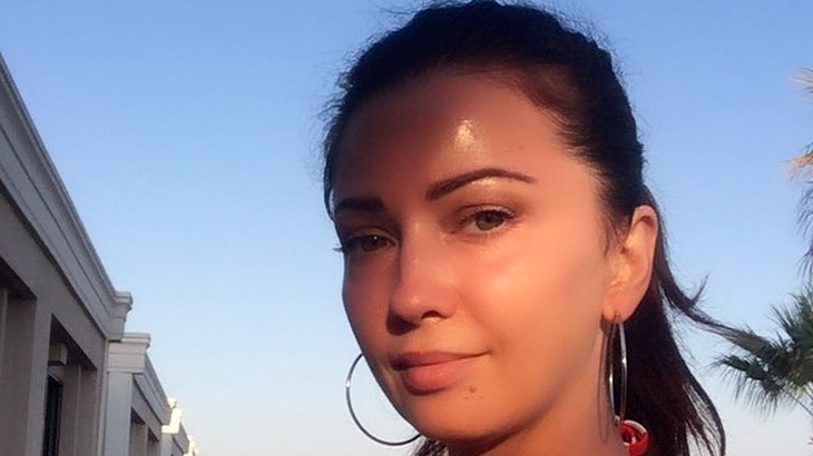 Gara-Gara Awet Muda, Penyanyi Ukraina ini Dicegat di Bandara