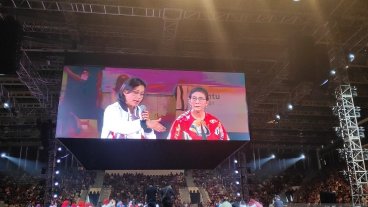 Menteri Keuangan Sri Mulyani (kiri) dan Menteri Kelautan dan Perikanan Susi Pudjiastuti saat menjadi pembicara di Ignite The Nation di Istora Senayan, Minggu, (18/8/2019). (ANTARA News/Natisha Andarningtyas)	