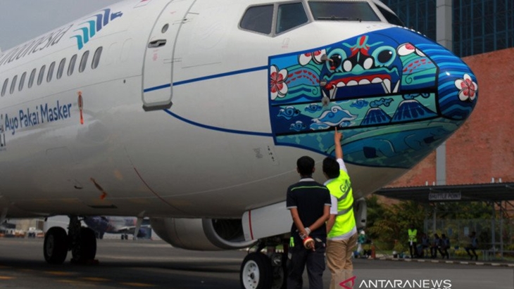 Pesawat Garuda Indonesia Boing 737-800 NG bercorak khusus yang menampilkan visual masker bertema "Indonesia Pride". ANTARA FOTO/Muhammad Iqbal/aww