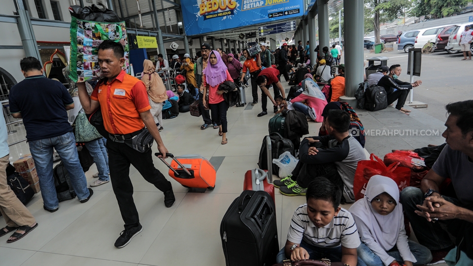 Pada h-2 Lebaran Idul Fitri, calon penumpang kereta api masih memadati stasiun Pasar Senen, Jakarta, Senin, (3/6/2019). Hasil data laporan masa angkutan 2019 stasiun Pasar Senen pada 3 Juni 2019, volume penumpang harian mencapai 26.998 penumpang dan volume penumpang kumulatif berjumlah 222.252 penumpang (periode 26 Mei - 3 Juni 2019). Merahputih.com / Rizki Fitrianto