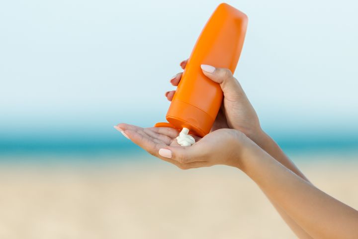 Gunakan tabir surya oil-free. (Foto: HuffPost) 