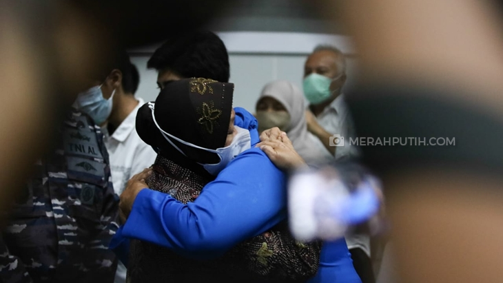 Risma Temui Istri-Istri Prajurit KRI Nanggala 402 dan Bawa Mainan Anak-anak