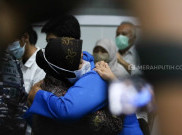 Risma Temui Istri-Istri Prajurit KRI Nanggala 402 dan Bawa Mainan Anak-anak