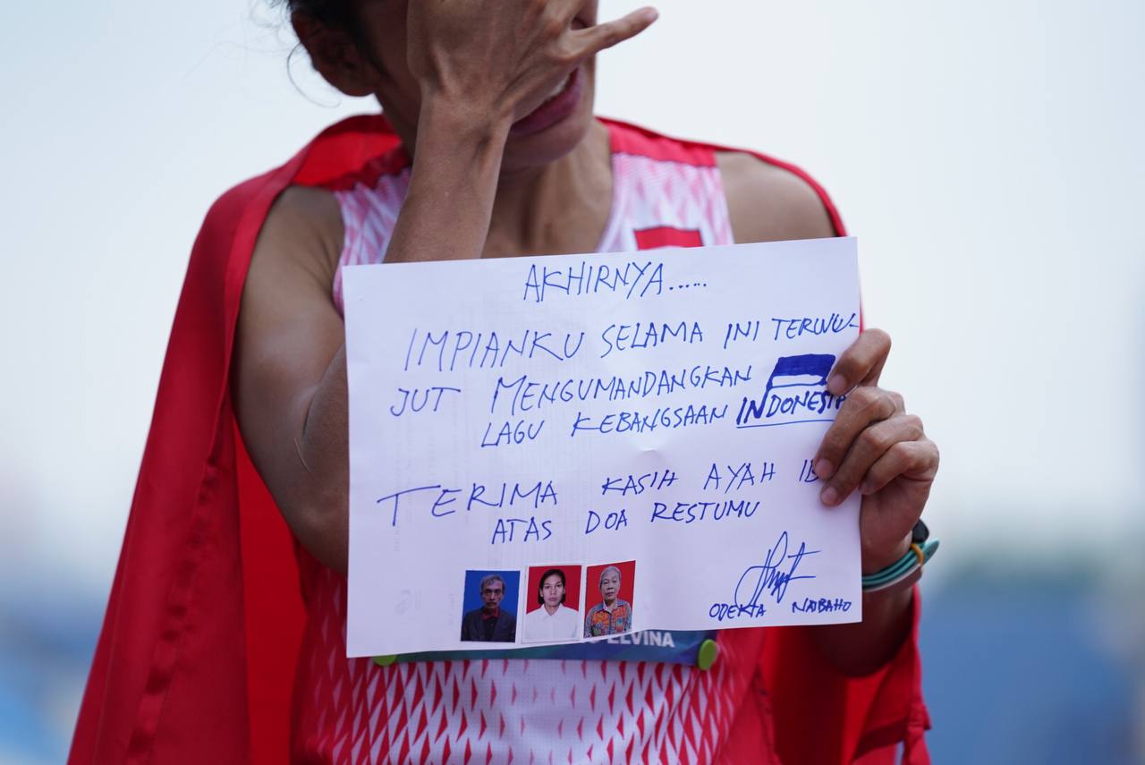 Tangis bahagia Odekta Elvina Naibaho pecah usai memastikan medali emas. (NOC Indonesia/M Rifqi)