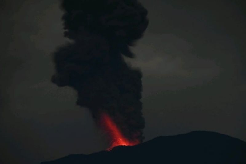 Gunung Ibu Erupsi Setinggi 700 Meter, PVMBG Naikkan Status Menjadi Waspada