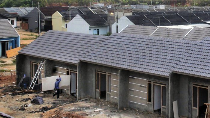 Pekerja beraktivitas di lokasi proyek pembangunan Perumahan Berbasis Komunitas di Taktakan, Serang, Banten, Selasa (19/11/2019). ANTARA FOTO/Weli Ayu Rejeki/af/aww.