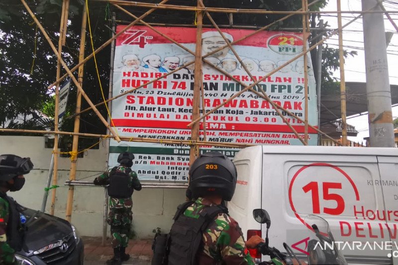 Pencopotan spanduk bergambar Rizieq Shihab oleh anggota TNI-Polri di kawasan Slipi, Jakarta Barat, Jumat (20/11/2020). (ANTARA/HO-Polres Metro Jakarta Barat)
