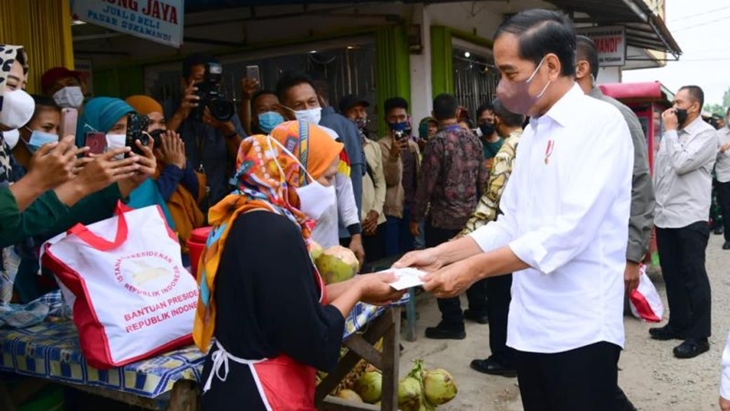Jokowi Serahkan Bansos ke Warga Pasar Sukamandi Subang