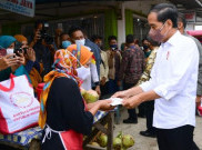 Jokowi Serahkan Bansos ke Warga Pasar Sukamandi Subang