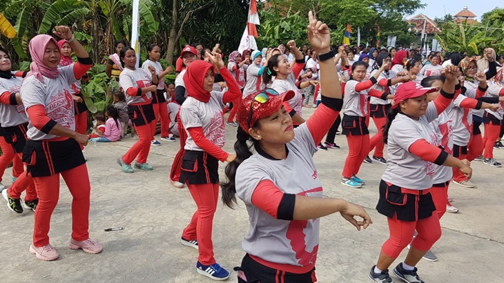 Ratusan emak-emak di Cirebon deklarasikan dukungan untuk Jokowi-Ma'ruf. (Mauritz)