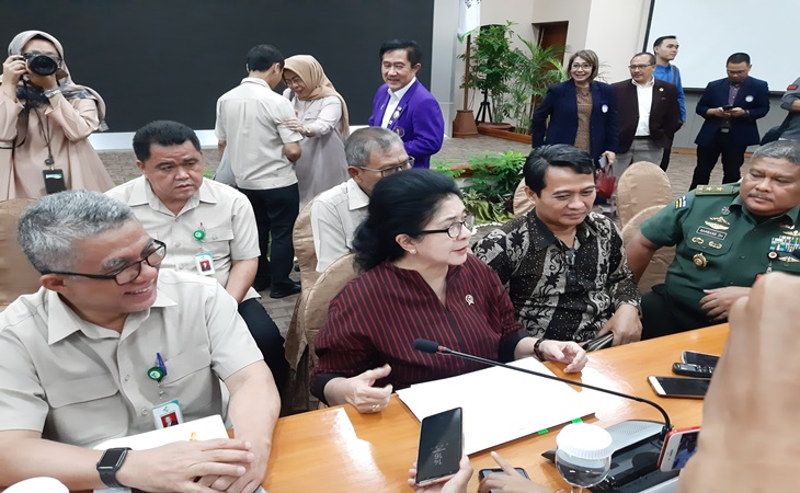 Menteri Kesehatan Nila F Moeloek memberikan keterangan pers kepada para wartawan