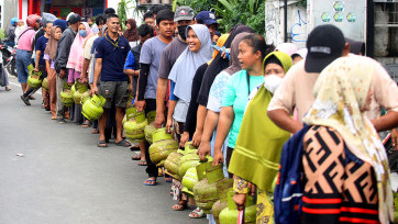 Antrean Warga Pamulang Tangsel Membeli Gas Lpg 3 Kg Bersubsidi di Agen 