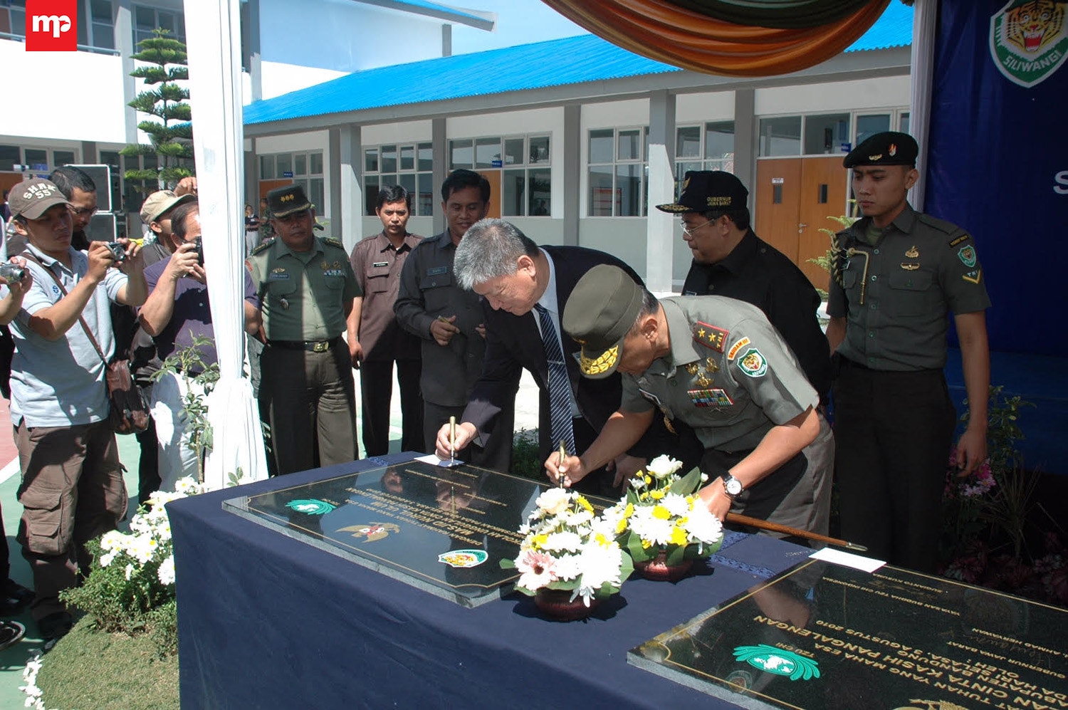 Peduli Lingkungan, Aguan Bangun Sekolah