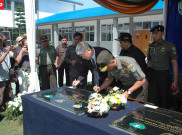 Peduli Lingkungan, Aguan Bangun Sekolah