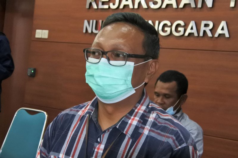 Kepala Seksi Penerangan Hukum dan Humas Kejaksaan Tinggi Nusa Tenggara Timur, Abdul Hakim (Antara/ Benny Jahang)