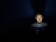 Jauhkan Ponsel, Ini 3 Alasan Mengapa Buka Smartphone Sebelum Tidur Berbahaya