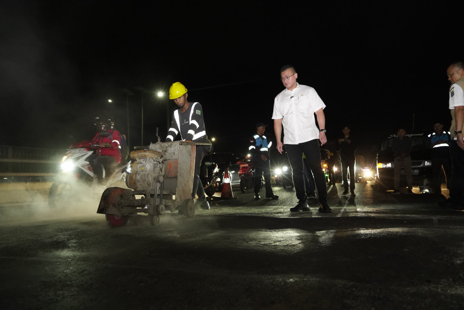 Terima Aduan Warga, Anggota DPRD DKI Kenneth Tinjau Jalan Rusak di Flyover Grogol