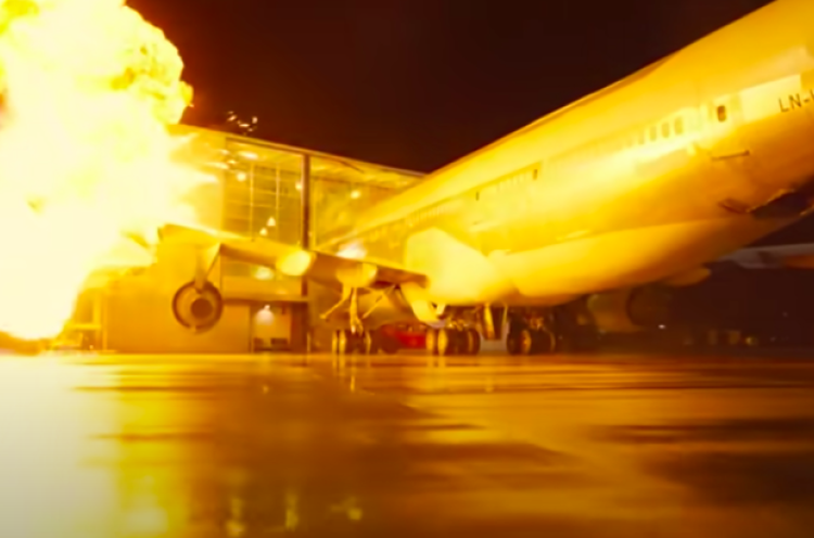 Anti CGI, Christopher Nolan 'Hancurkan' Pesawat 747 di Film 'Tenet'