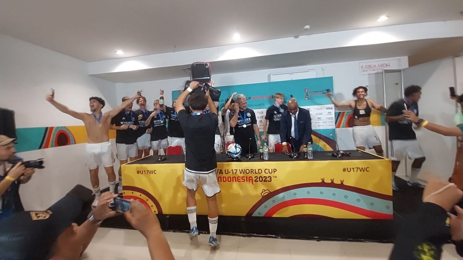 Pelatih dan official Jerman U-17 perta juara di ruang konferensi pers di Stadion Manahan Solo, Jateng, Sabtu (2/12) malam. (MP/Ismail)