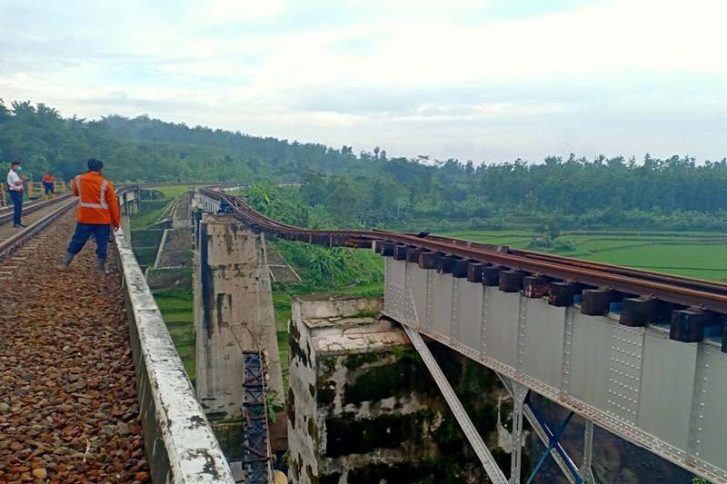 KAI Daop 6 Alihkan Perjalanan Kereta Api Imbas Jembatan Putus di Brebes