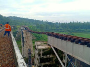 KAI Daop 6 Alihkan Perjalanan Kereta Api Imbas Jembatan Putus di Brebes