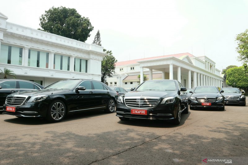 Sejumlah kendaraan Mercedes Benz dipamerkan di halaman Istana Negara, Jakarta pada Kamis (17/10/2019). (ANTARA/Bayu Prasetyo)