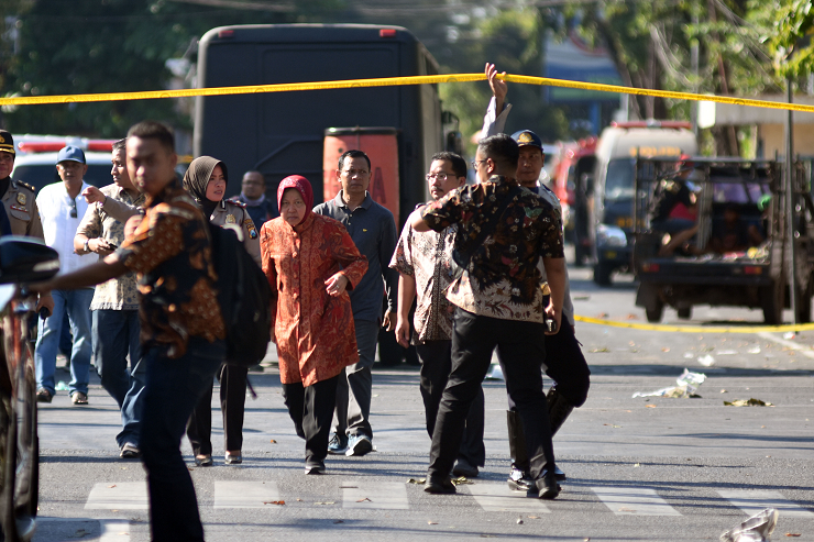 Walikota Surabaya Tri Rismaharini (tengah) meninjau di lokasi ledakan di Gereja Katolik Santa Maria Tak Bercela, Ngagel Madya, Surabaya, Jawa Timur, Minggu (13/5). (Foto: ANTARA FOTO/M Risyal Hidayat)