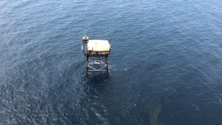 Frying Pan Tower, Sensasi Menginap di Tengah Laut