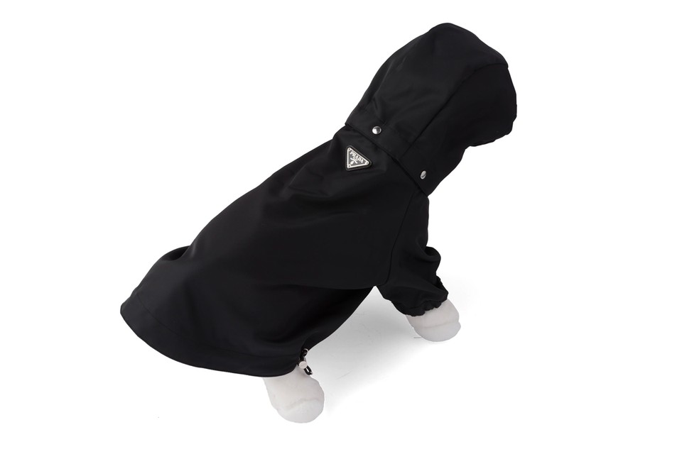 Prada dog raincoat. (Foto Highsnobiety)