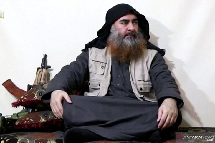    Seorang pria berjanggut dengan penampilan seperti pemimpin ISIS Abu Bakr al-Baghdadi berbicara dalam gambar yang diambil dari rilis video pada Senin (29/4/2019). (ANTARA FOTO/Islamic State Group/Al Furqan Media Network/Reuters TV via REUTERS/djo/foc)
