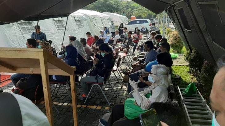 Sejumlah warga mendatangi tenda khusus rapid test COVID-19 di RSUD Pasar Minggu, Jakarta Selatan, Selasa (24/3/2020) (ANTARA/HO-Pokja Jakarta Selatan)