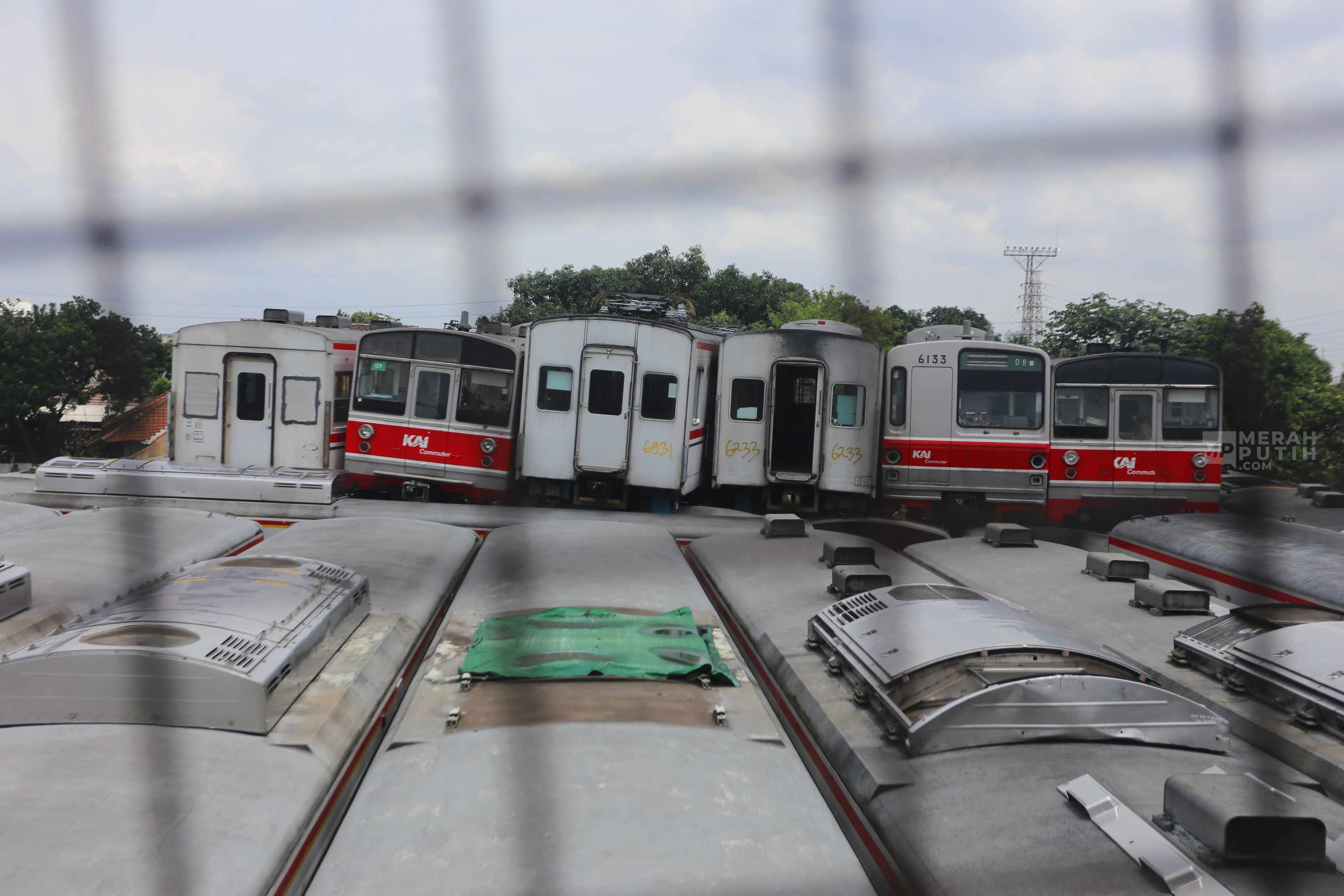 Ratusan Bangkai Gerbong Commuter Line Menumpuk di Depo KRL Depok Jabar