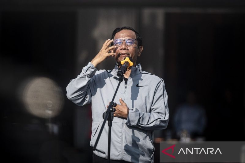 Menko Polhukam, Mahfud MD, menyampaikan sambutan di hari terakhir kerja sebagai Menko Polhukam di halaman Kantor Kemenko Polhukam, Jumat (2/2)