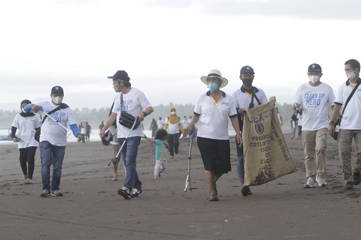 Clean Up The World Ajak Bersih-Bersih Pantai Pangandaran