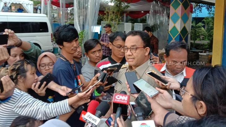Gubernur DKI Jakarta Anies Baswedan Pintu Air Manggarai, Jakarta Pusat, Selasa (25/2) sore. (Foto: MP/Asropih) 