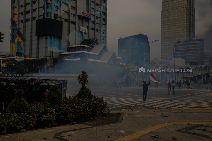 /media/12/a2/aa/12a2aa06b5db2969e30d4b48b2d582b8.jpg   Demo rusuh menolak UU Cipta Kerja di Jakarta, Kamis (8/10). (Foto: MP/Rizki Fitrianto)