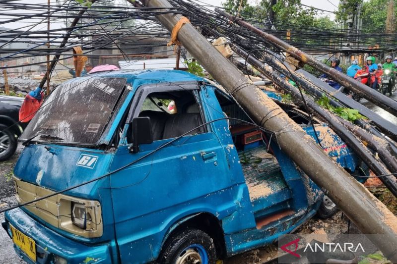 Angkot Pasar Minggu-Pondok Labu Hancur Tertimpa Tiang Listrik Terseret Pohon Tumbang