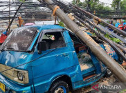 Angkot Pasar Minggu-Pondok Labu Hancur Tertimpa Tiang Listrik Terseret Pohon Tumbang