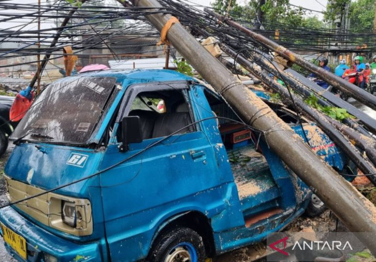Angkot Pasar Minggu-Pondok Labu Hancur Tertimpa Tiang Listrik Terseret Pohon Tumbang