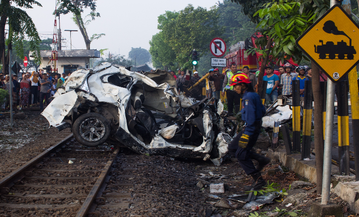 Kereta Argo Bromo Anggrek Sambar Avanza, Empat Tewas