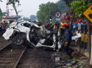 Kereta Argo Bromo Anggrek Sambar Avanza, Empat Tewas